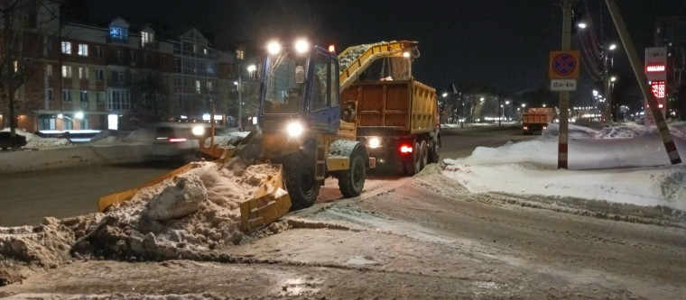 Улицы Ульяновска продолжают ремонтировать и очищать от снега.