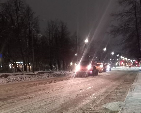 Улицы Ульяновска продолжают ремонтировать и очищать от снега.