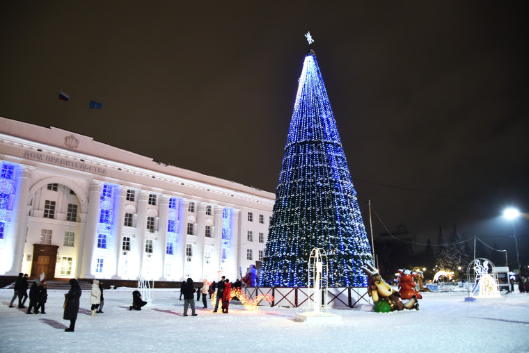 В Ульяновске открылась праздничная предновогодняя программа у главной ёлки города.
