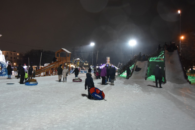В Ульяновске открылась праздничная предновогодняя программа у главной ёлки города.