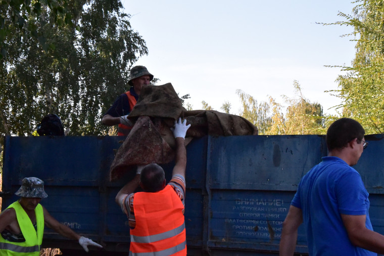 Ульяновцы на субботнике очищали от мусора зоны отдыха и дворы.