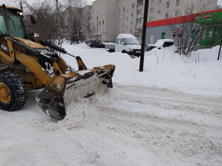 Администрация Ульяновска привлекла для очистки дорог ещё восемь тракторов.