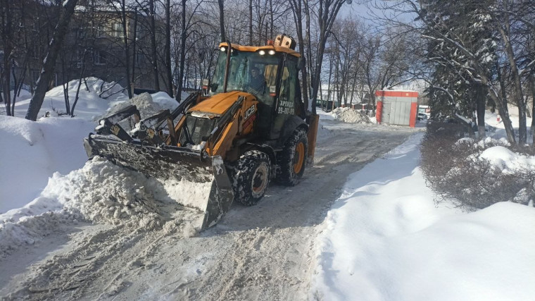Городские службы Ульяновска продолжают бороться со снегопадом.