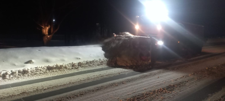Ночью снег с улиц Ульяновска вывозили пять звеньев спецтехники.