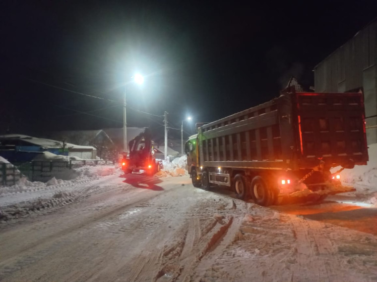 Ночью снег с улиц Ульяновска вывозили пять звеньев спецтехники.