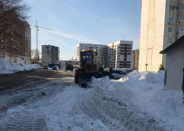 За минувшие выходные с улиц Ульяновска вывезено 737 самосвалов снега.