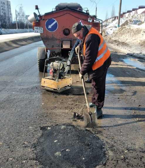 Четыре бригады ульяновских дорожников ведут ремонт проезжей части холодным асфальтом.