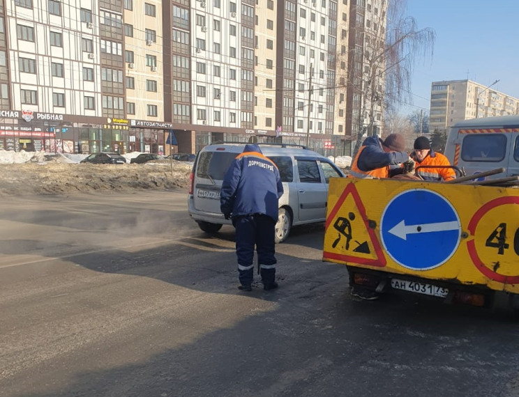 Четыре бригады ульяновских дорожников ведут ремонт проезжей части холодным асфальтом.
