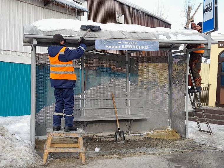 В Ульяновске активизирована очистка крыш остановок общественного транспорта.