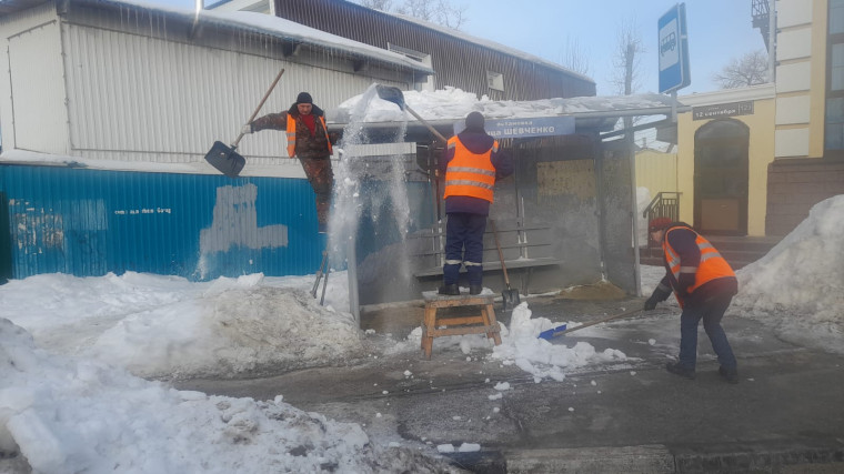 В Ульяновске активизирована очистка крыш остановок общественного транспорта.