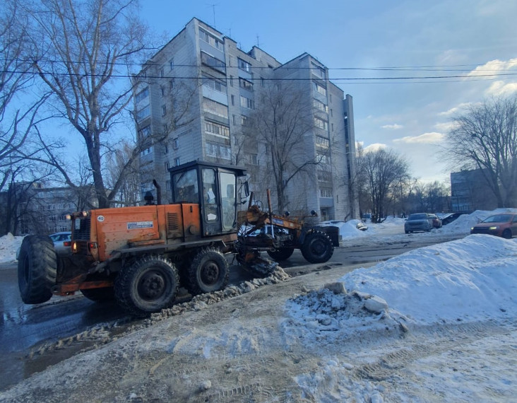 За 8 марта с улиц Ульяновска вывезли 312 самосвалов снега.