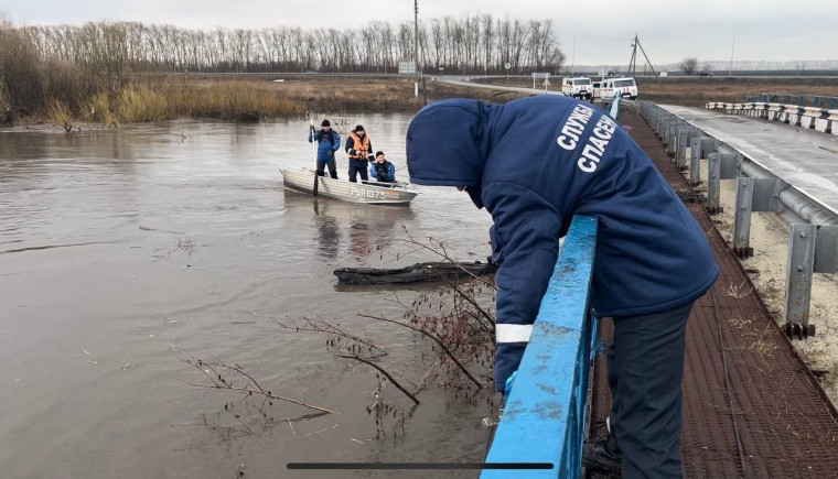 Ульяновские спасатели ликвидировали затор под мостом в село Арское.