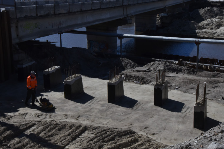 На правом путепроводе «минаевского» моста монтируют новые балки.
