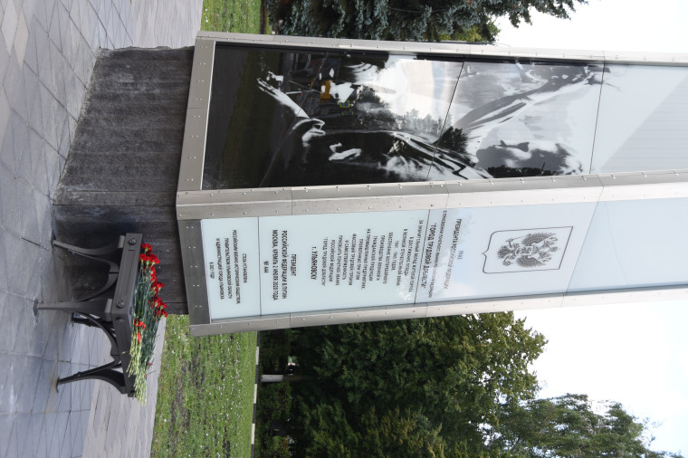 В Ульяновске к стеле «Город трудовой доблести» торжественно возложат цветы.