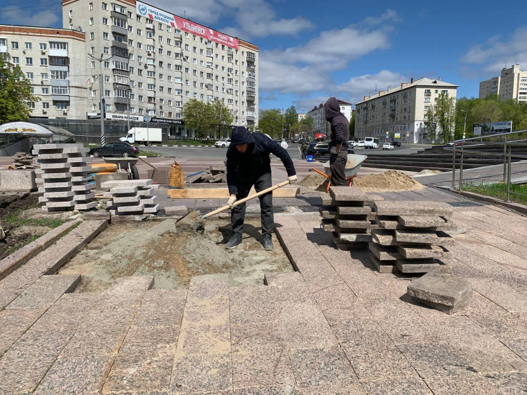 В Ульяновске завершается подготовка к 9 Мая площади 30-летия Победы.