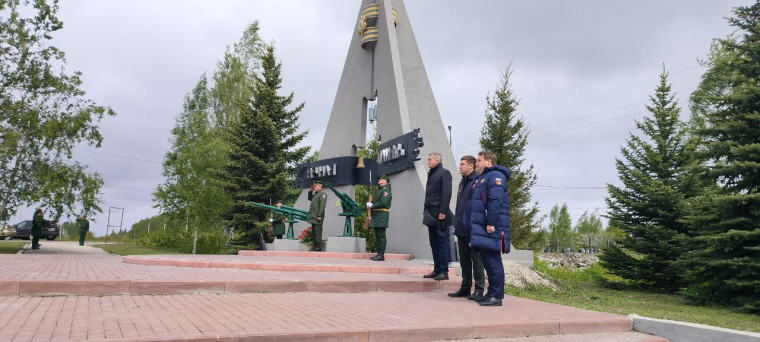 В преддверии Дня Победы в Ульяновске возложили цветы к памятнику «Журавли».