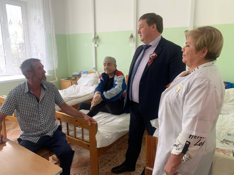 Глава Ульяновска Александр Болдакин посетил клинический госпиталь ветеранов войн.