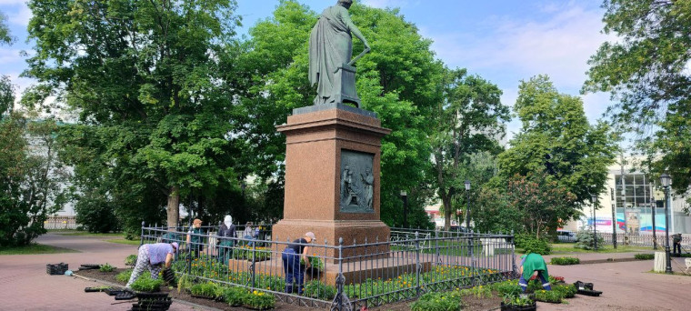 После критики главы Ульяновска Александра Болдакина у памятника Карамзину оформляют цветник.