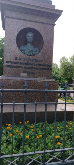 После критики главы Ульяновска Александра Болдакина у памятника Карамзину оформляют цветник.