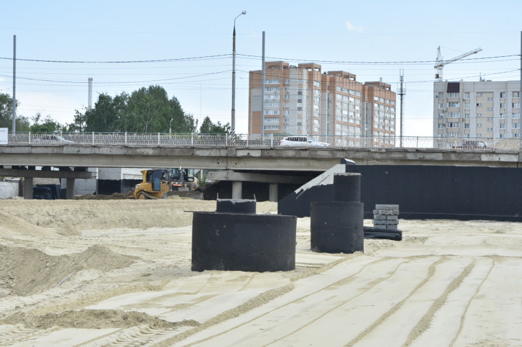 У «минаевского» моста со стороны улицы Хлебозаводской приступили к возведению малой кольцевой развязки.