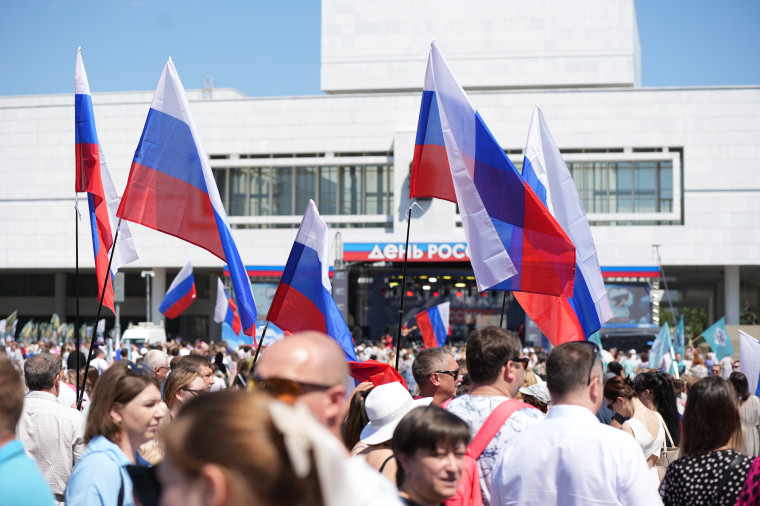 На площади Ленина в Ульяновске отметили День России.