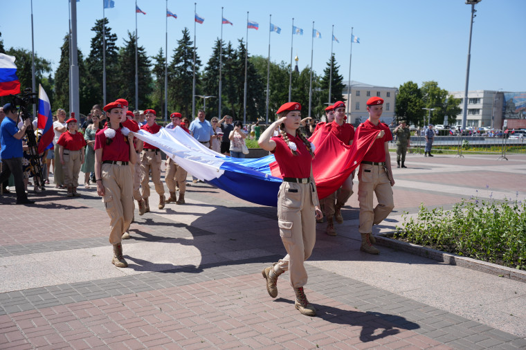 На площади Ленина в Ульяновске отметили День России.