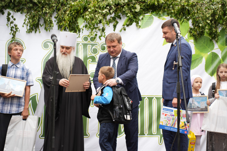 Ещё более 20 ульяновских детей получили в подарок портфели и школьные принадлежности.