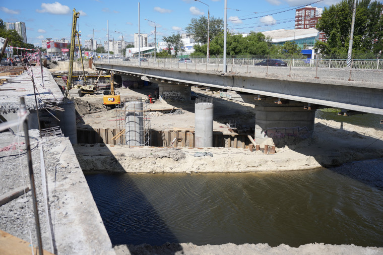 На правой части «минаевского» моста поднимают балки.