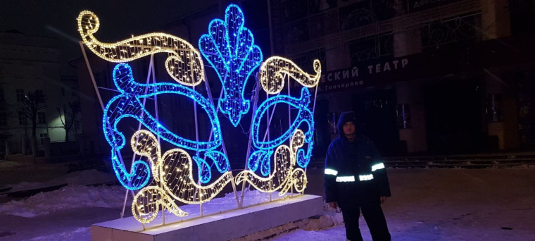 Улицы Ульяновска начали украшать к новогодним праздникам.