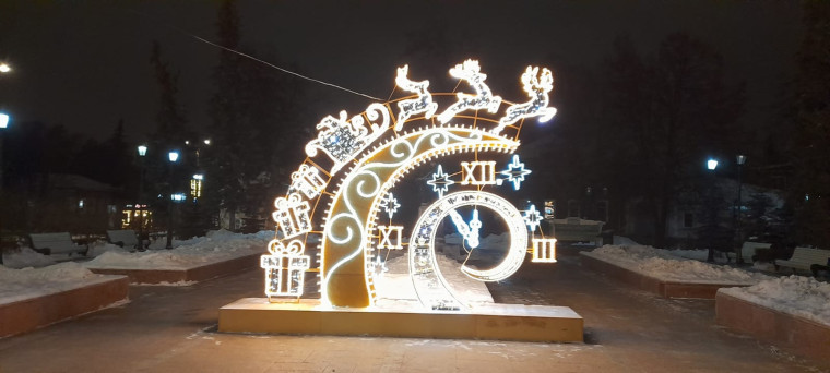 Улицы Ульяновска начали украшать к новогодним праздникам.