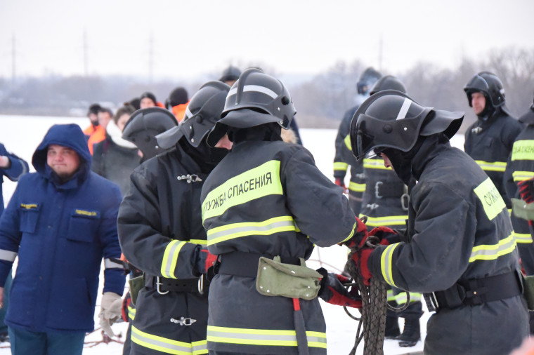 В Ульяновске прошло специальное учение по спасению людей на заледеневших водоемах.