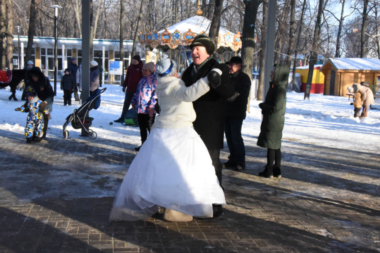 Танцы, игры, спортивные соревнования: парки Ульяновска открыли зимний сезон.