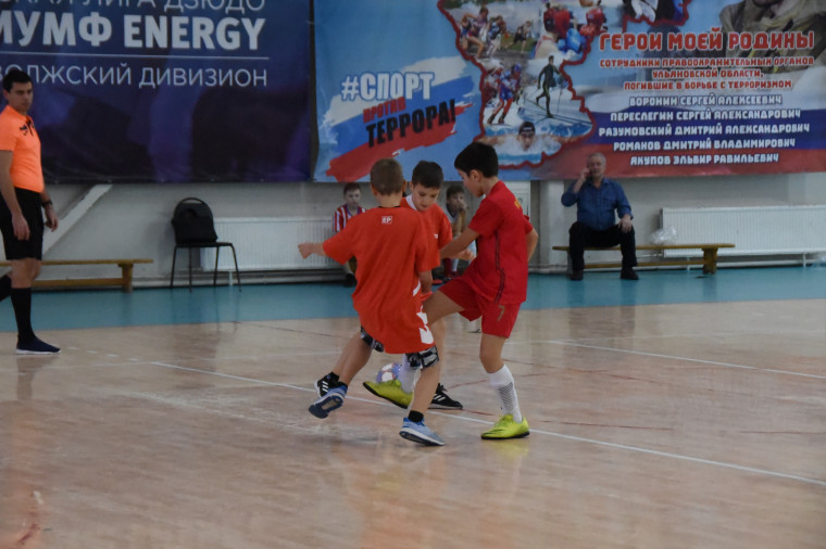 В Ульяновске проходит турнир по микрофутзалу, посвящённый Дню Героев Отечества.