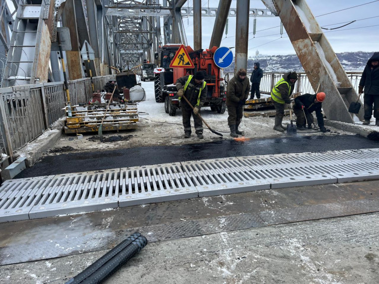 На Императорском мосту отремонтирован первый деформационный шов.