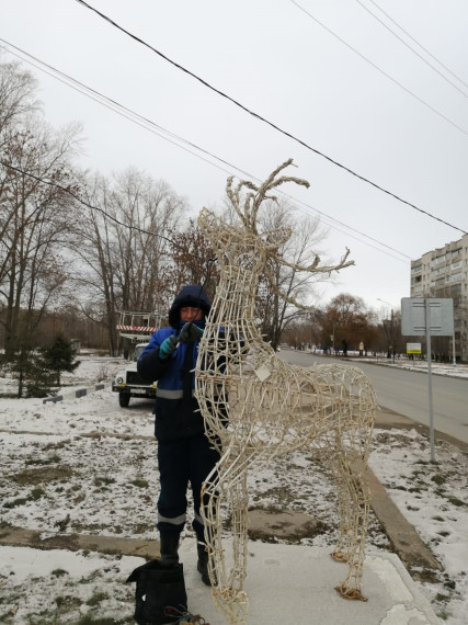 Ульяновские коммунальщики ремонтируют освещение и украшают город.