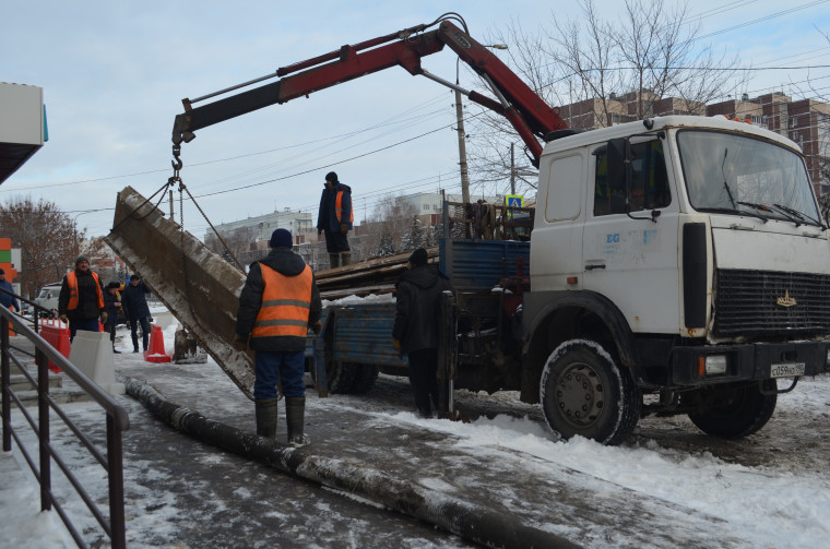 Коммунальщики Ульяновска устраняют крупное повреждение канализационного коллектора.