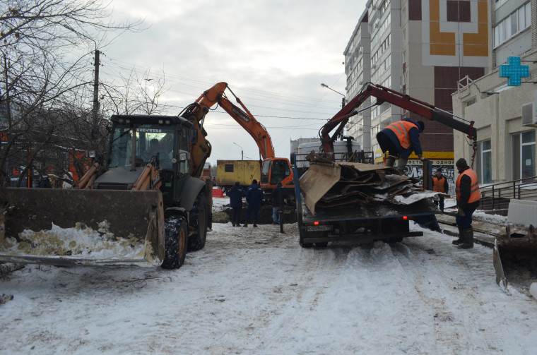 Коммунальщики Ульяновска устраняют крупное повреждение канализационного коллектора.