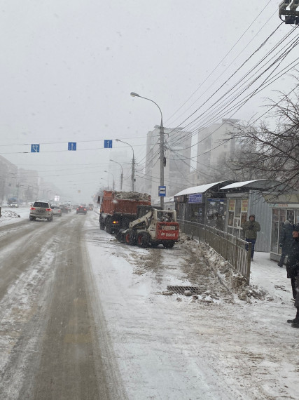 В Ульяновске усиливают очистку дорог в связи со снегопадом.