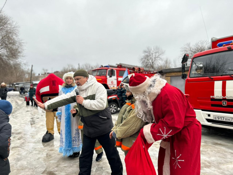 Юные жители Ульяновска встречают Новый год с «Пожарным Дедом Морозом».