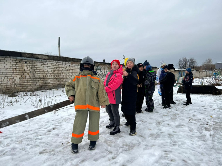 Юные жители Ульяновска встречают Новый год с «Пожарным Дедом Морозом».