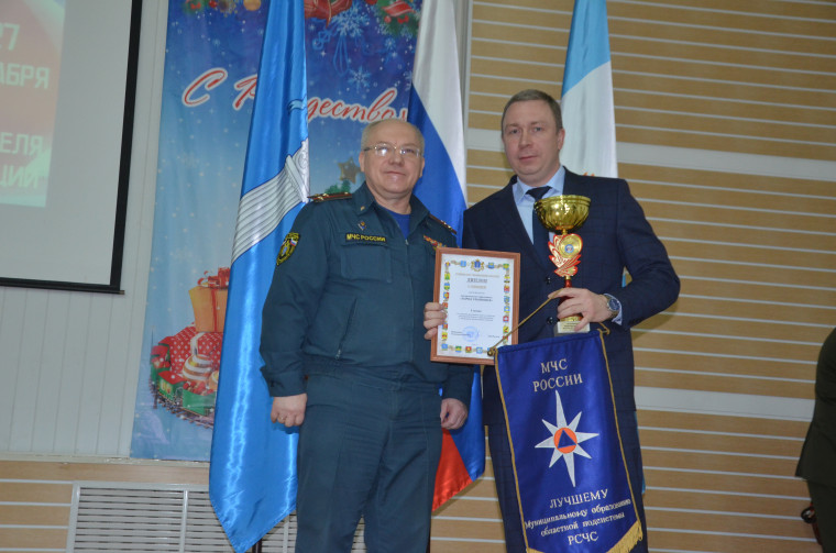 В Ульяновске наградили лучших спасателей и пожарных.