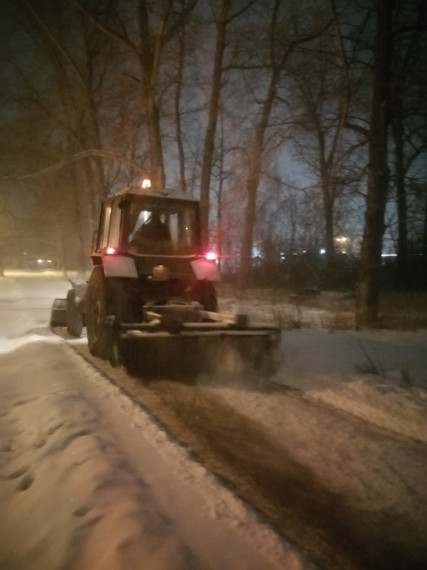 Городские службы Ульяновска всю ночь очищали от снега дороги и тротуары.