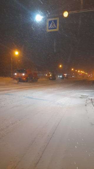 Городские службы Ульяновска всю ночь очищали от снега дороги и тротуары.