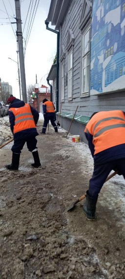 Ульяновские дорожники усиливают очистку остановок и пешеходных переходов.