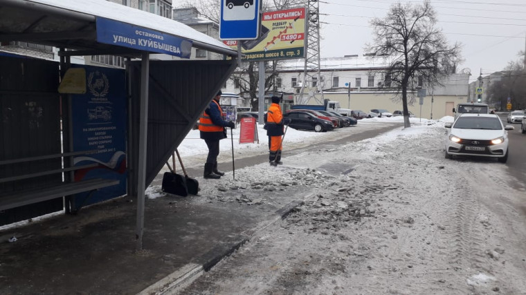 Ульяновские дорожники усиливают очистку остановок и пешеходных переходов.