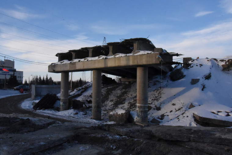 Вдоль моста по улице Минаева сделали 14 новых опор для переноса теплотрассы.