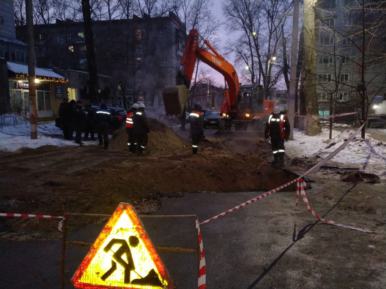 Ремонту теплотрассы в центре Ульяновска мешал припаркованный автомобиль.