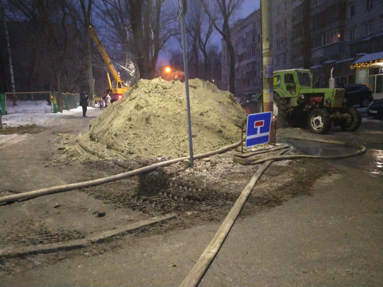 Ремонту теплотрассы в центре Ульяновска мешал припаркованный автомобиль.
