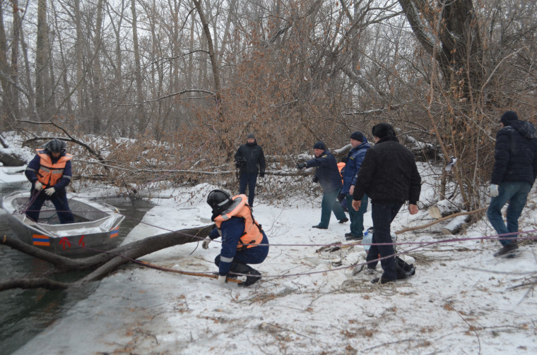 Ульяновские спасатели ликвидируют древесные завалы на реке Сельдь.