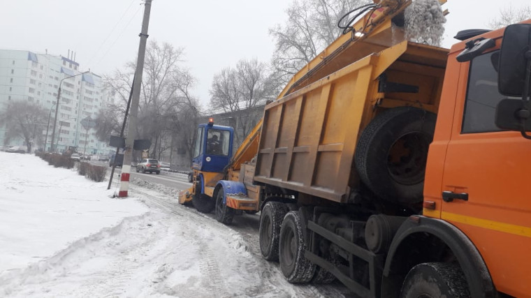 Со снегопадом на улицах Ульяновска борются 82 единицы спецтехники.